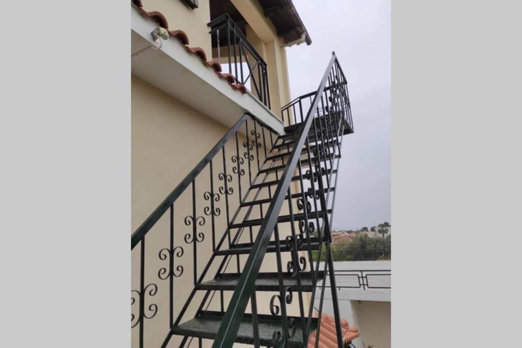 Artemis Penthouse 10 Minute From National Airport Vila Exterior foto