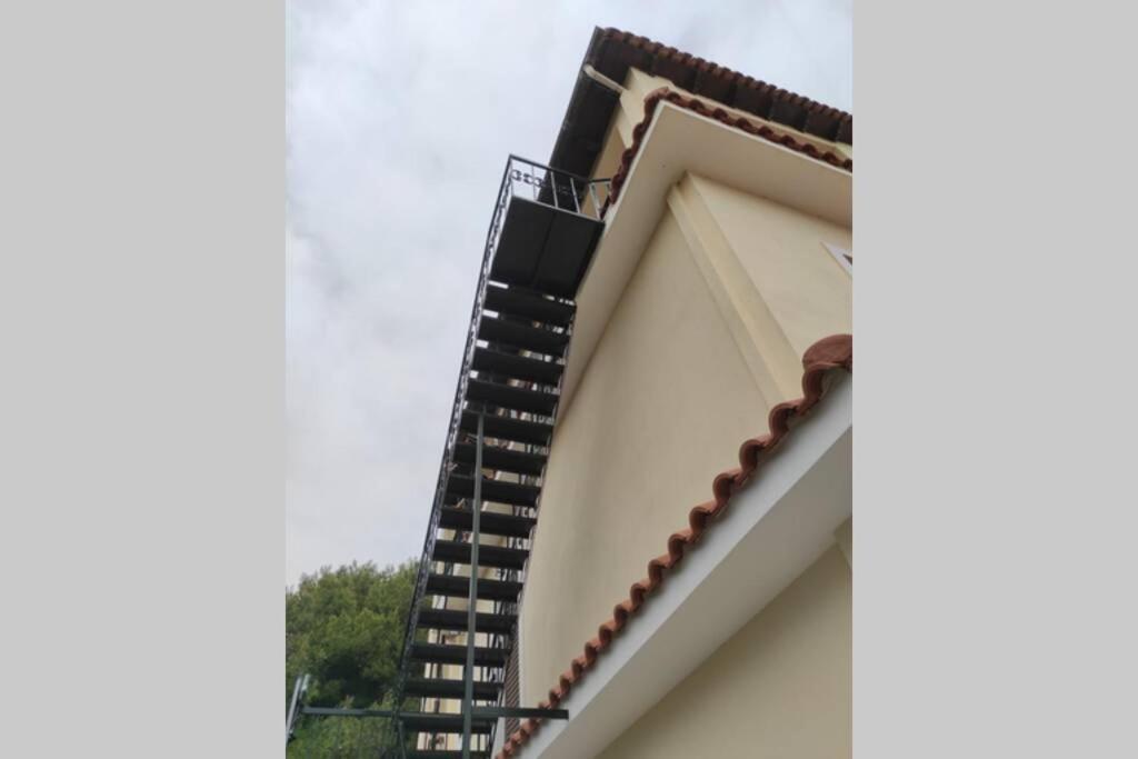 Artemis Penthouse 10 Minute From National Airport Vila Exterior foto